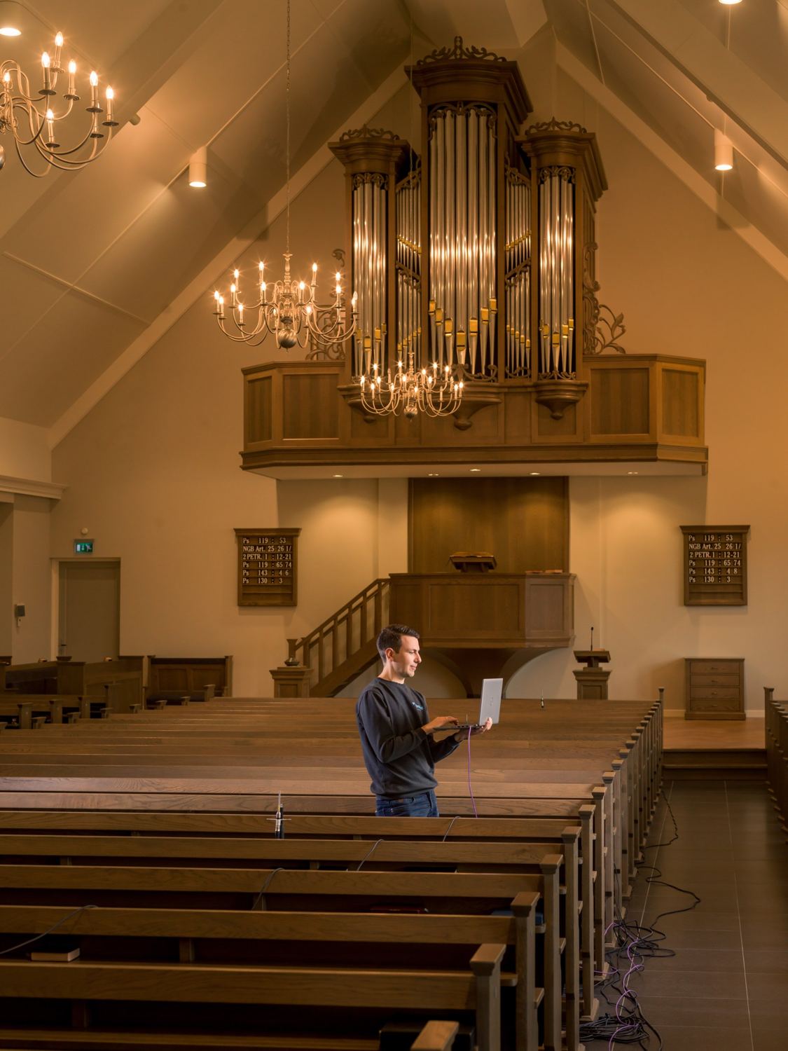 Kerkinterieur met orgel, waar Preeklezen wordt geïnstalleerd